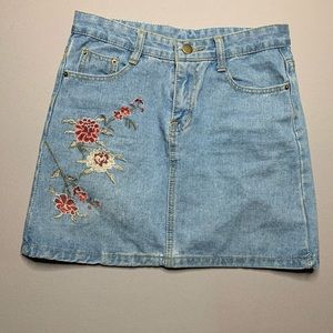 Jean skirt with embroidered flowers